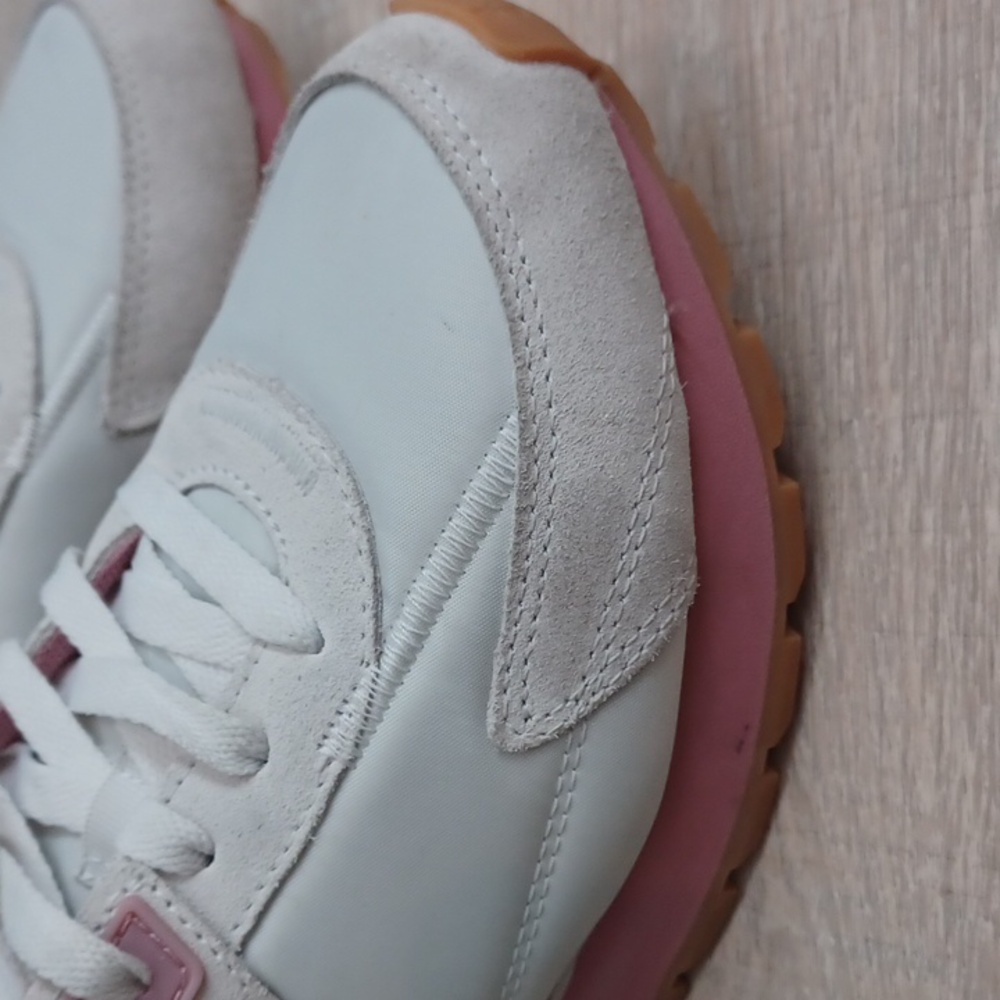 Size 9.5 - UNDER ARMOUR sneakers. White & pink gym shoes. Round toe lace closure - Picture 7 of 16